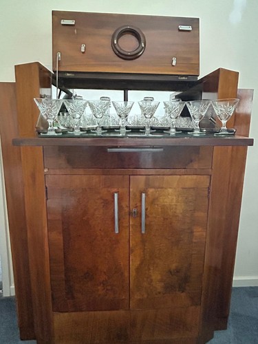 Art Deco Cocktailschrank Nussbaum mit Schlüssel & Inhalt Stufendesign Geheimschublade