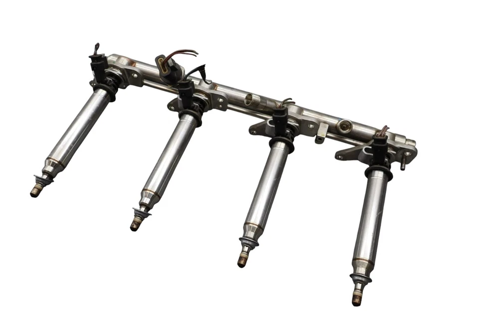 Правосторонняя направляющая впрыска топлива 12–18 Mercedes CLS550 W218 с оригинальными форсунками - Изображение 4 из 4