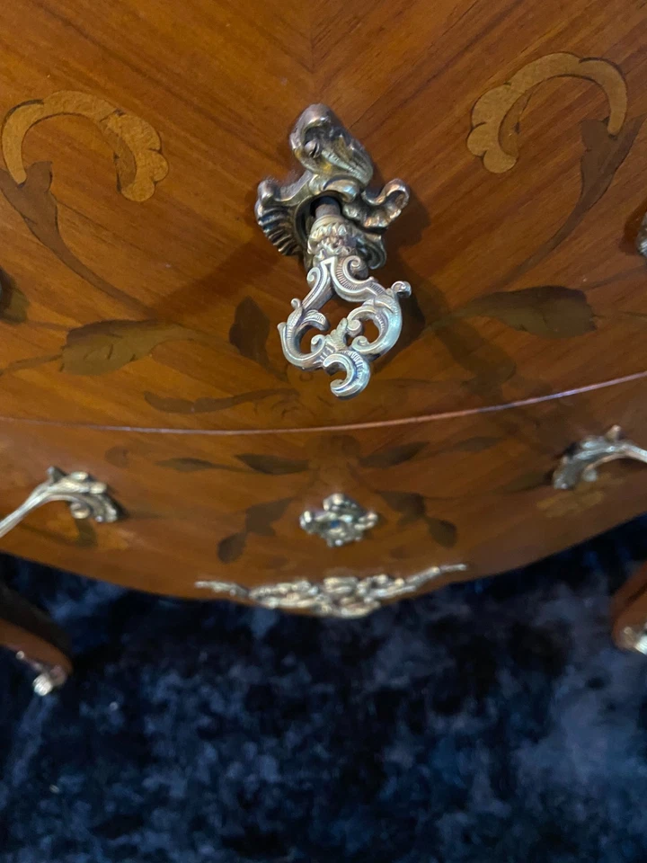 Petite commode toutes faces galbées à décor marqueté et bronze style Louis XV - Photo 4/4