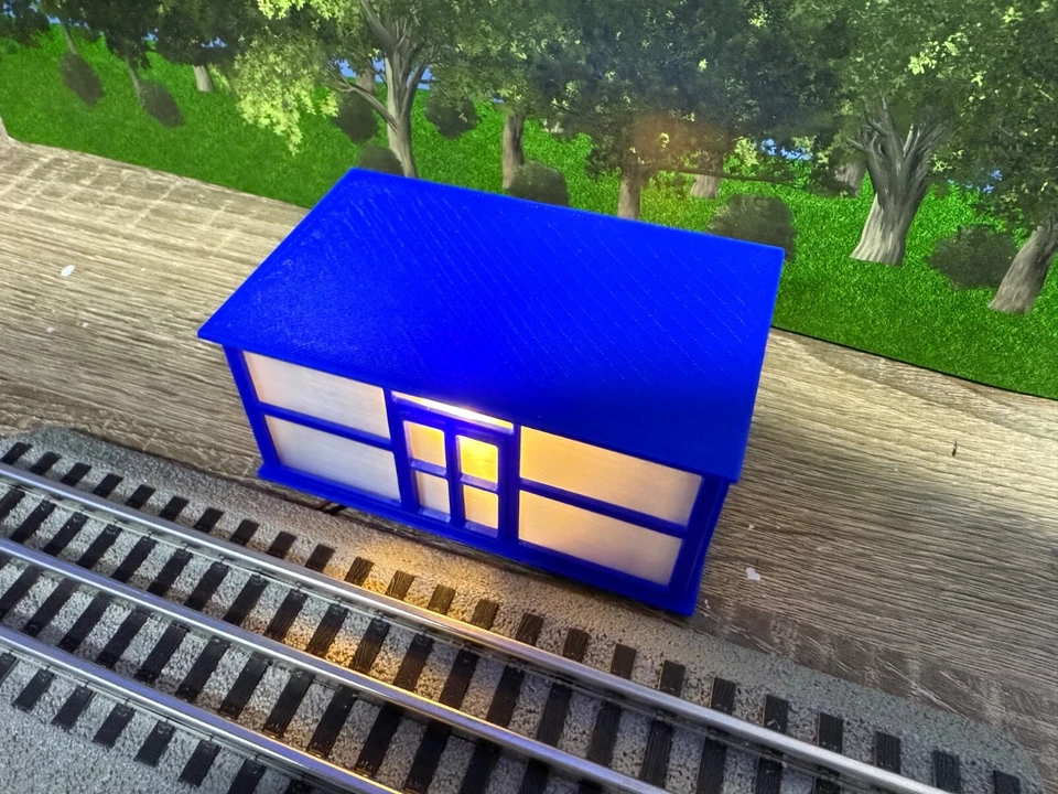 O Scale Small Passenger Station Trolley or Bus Shelter - Builtup and Lighted - Image 3 of 4