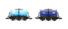 DAPOL 'N GAUGE' PAIR OF 6 WHEEL EXPRESS DAIRY/MMB MILK TANKER WAGONS