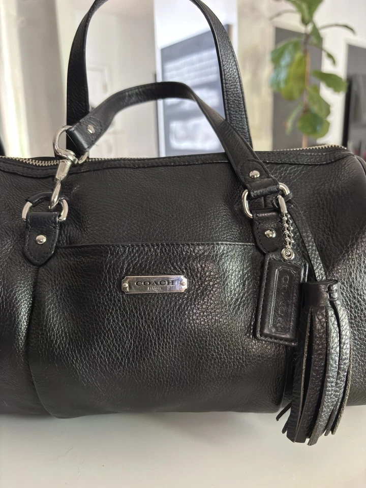 Bandolera/barril Coach F26121 Avery Boston cuero granulado con detalles de borla Foto 2 de 4