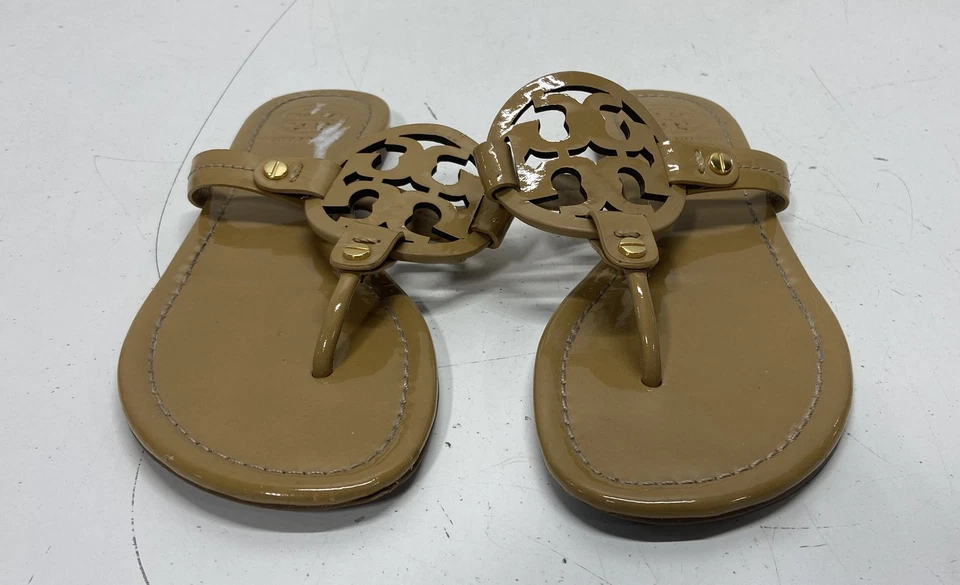 Sandálias tanga femininas Tory Burch couro envernizado tamanho 6.5 - Imagem 2 de 4