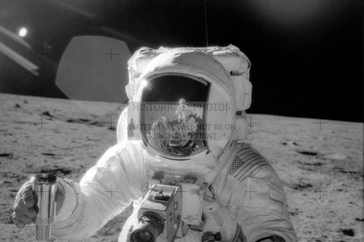 ALAN BEAN COLLECTS LUNAR SOIL OCEAN OF STORMS APOLLO 12 1969 4X6 POSTCARD PHOTO