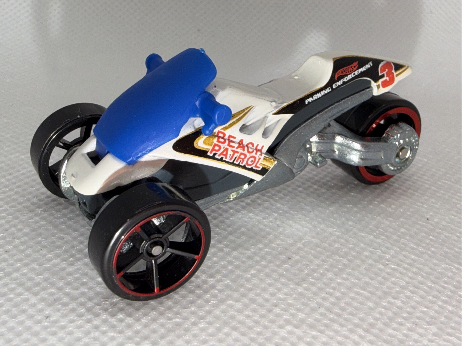 2011 Hot Wheels Tri & Stop Me Beach Patrol HW City Works 2/10