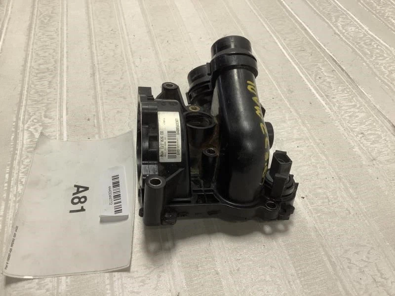 Volkswagen CC 2011 2,0 L carcasa termostato OEM+ Foto 3 de 4