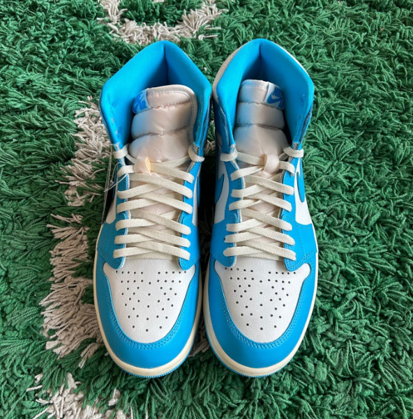 Size 10.5 - Air Jordan 1 Retro OG High UNC Reimagined DZ5485-402 Used w/ Box CTN thumbnail 4