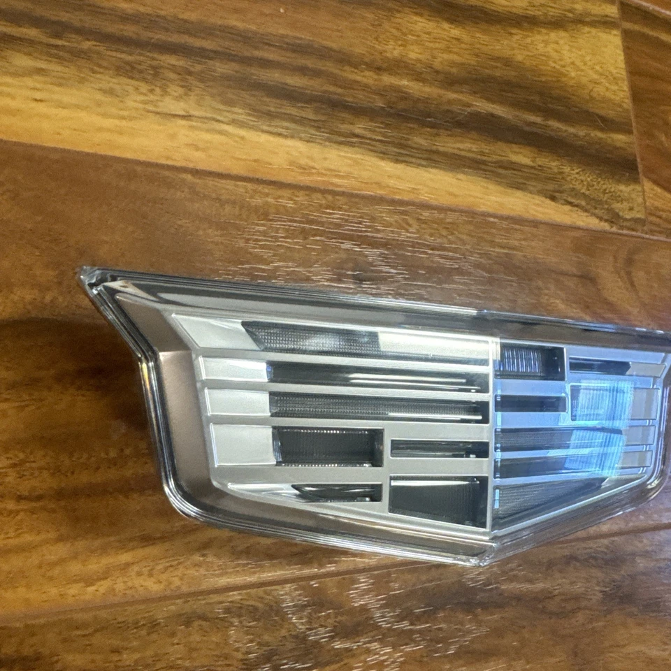 MINT 2024 2025 Cadillac LYRIQ Dynamic Luminous Front Grille Emblem OEM 85707345 — 第 2/4 张图片