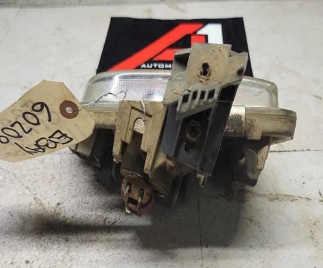 Luz antiniebla para pasajero derecho Mazda MPV 2000-2001 montada en parachoques OEM Foto 3 de 4