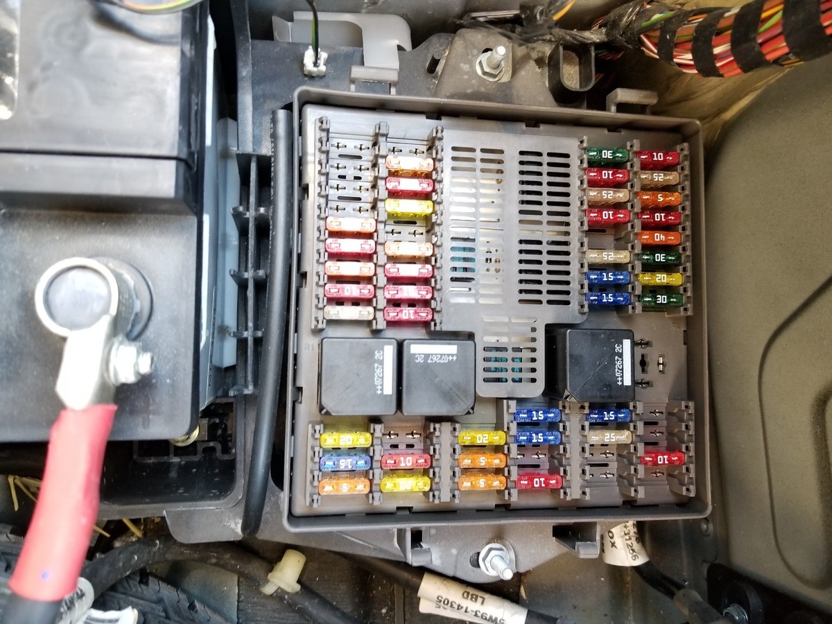 2008 2009 JAGUAR XJ8 XJ8L XJR SUPER V8 VANDEN PLAS REAR FUSE BOX