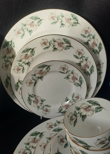 A Crown Staffordshire Bone China Floral Bordered Dinner Service, Mid 20thC - Picture 6 of 12