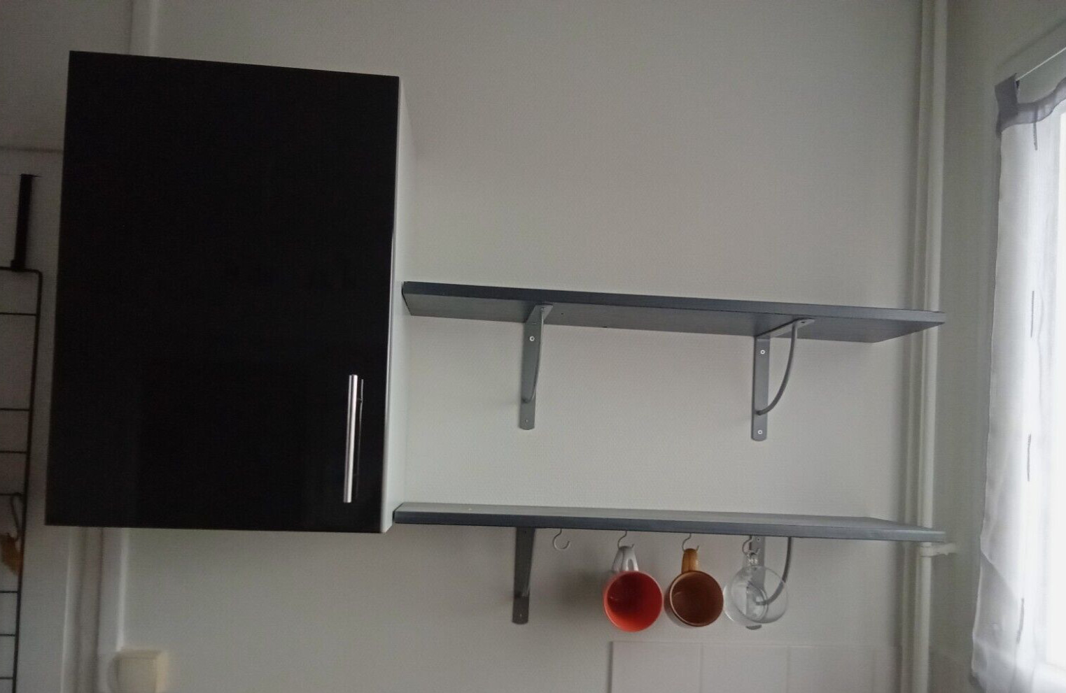 Meuble cuisine en L anthracite brillant haut de gamme avec façades laquées
