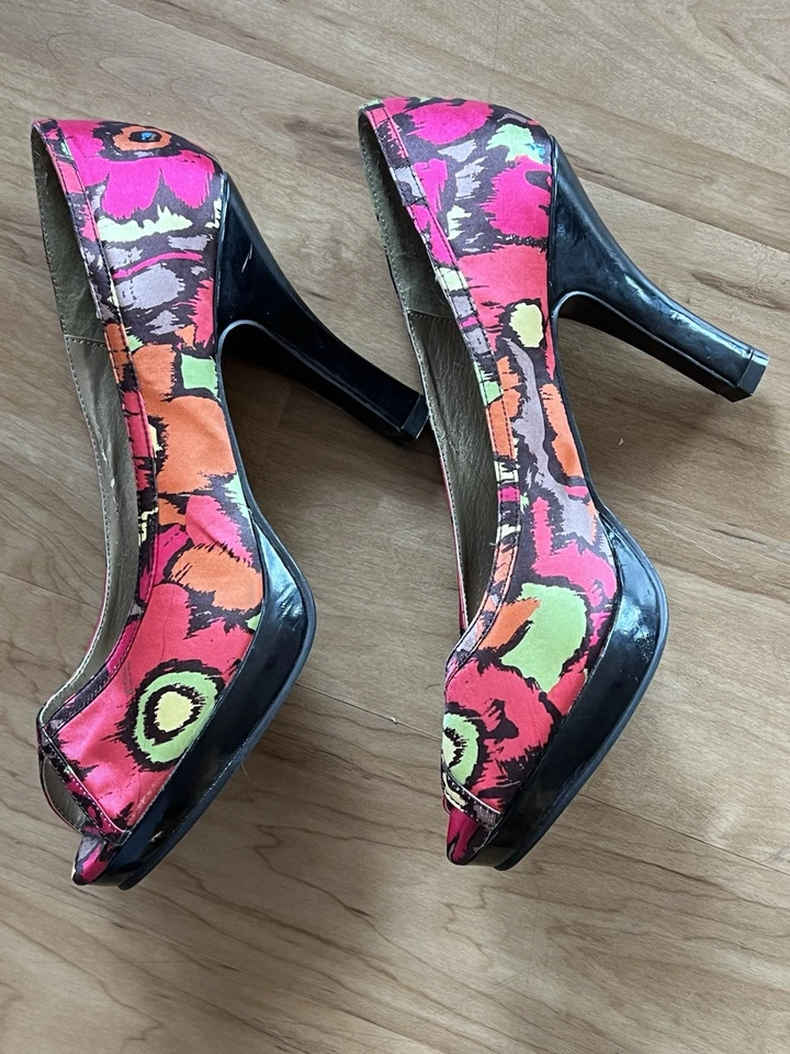 Zapatos de salón Madden Girl Steve Madden para mujer tacones florales punta abierta talla 8,5 M fecha noche Foto 2 de 4