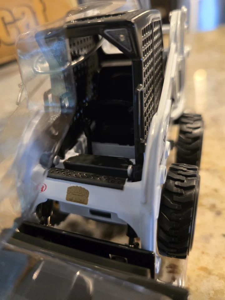 Bobcat 500,000 Limited Edition 773 Skid-Steer Loader Scale 1:25 NEW - Image 4 of 4