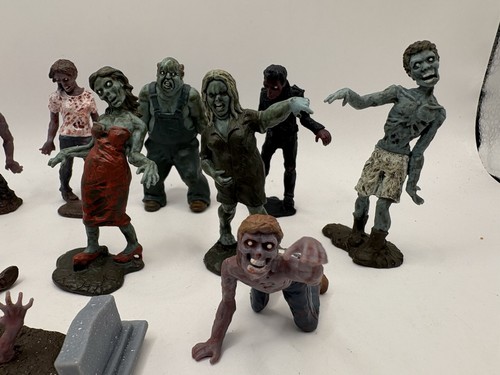 Safari Ltd Zombies Mini Figures Super Toob 686004 Very Detailed 11 Plastic Figs - Picture 3 of 3