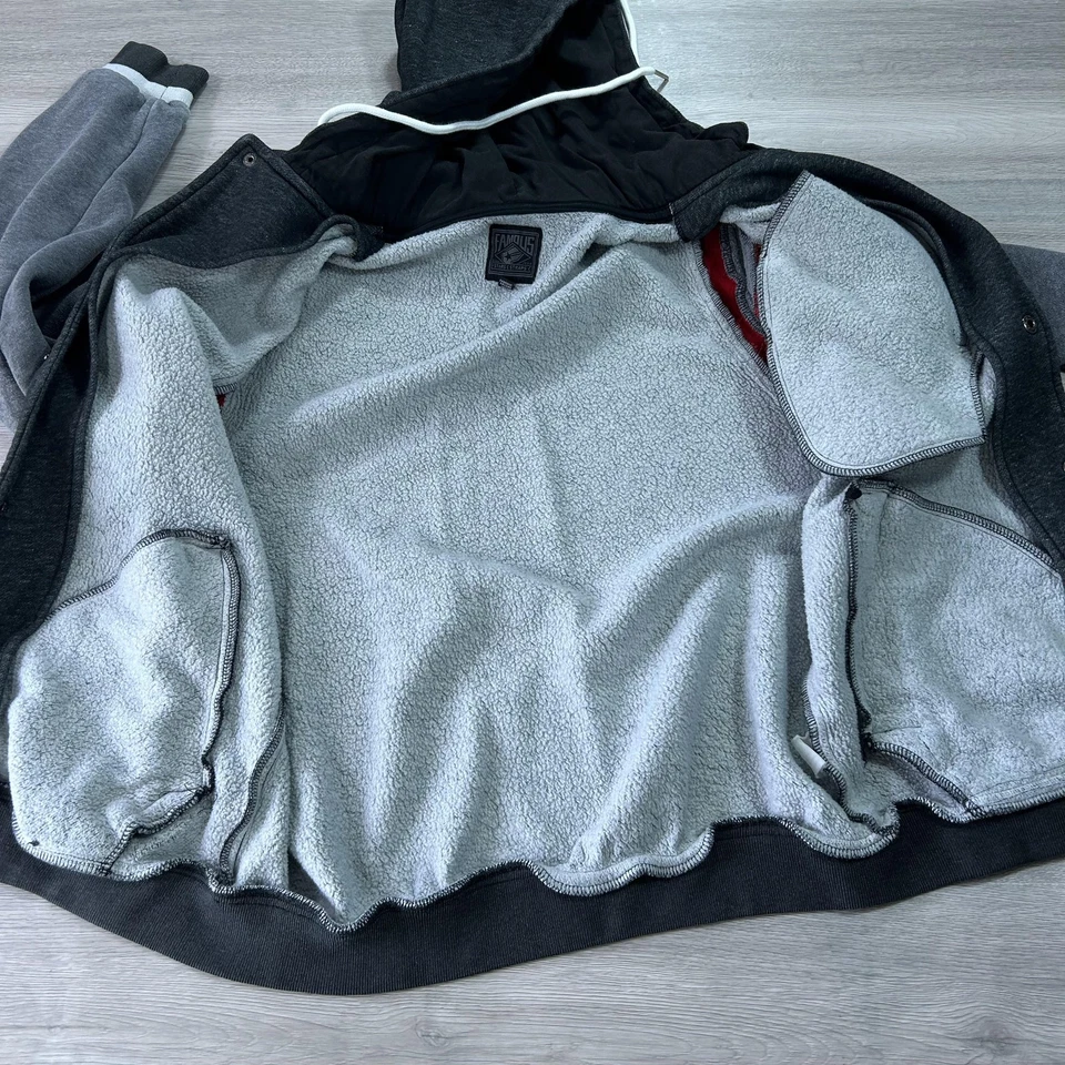 Chaqueta Famous Stars & Straps Para Hombre Gris Medio Rojo Con Capucha Forrada Sherpa Universitaria Foto 3 de 4