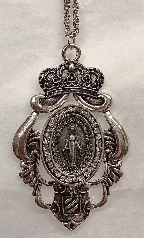 Gorgeous Heavy Crown Top Immaculate Conception Rhinestone Rim Silvertne Necklace