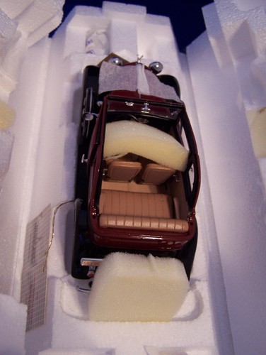 FRANKLIN MINT 1932 FORD V-8 BONNIE & CLYDES CAR MAROON BLACK 1/24 SCALE - Picture 5 of 6
