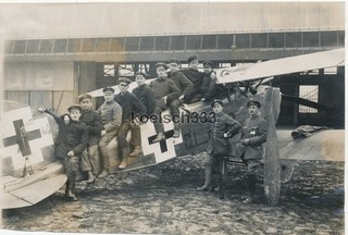 Foto Angehörige der Flieger Ers. Abt. 1 Altenburg am Doppeldecker Flugzeug