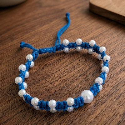 Makramee Armband in Blau mit weißen Perlen, Größe verstellbar, Handarbeit, Neu