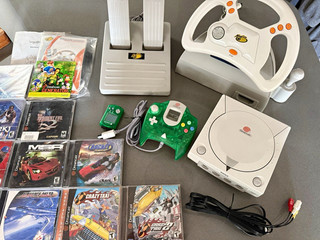 Sega Dreamcast Console Bundle w/ Crazy Taxi 2 Resident Evil 2 VMU Wheel Tested
