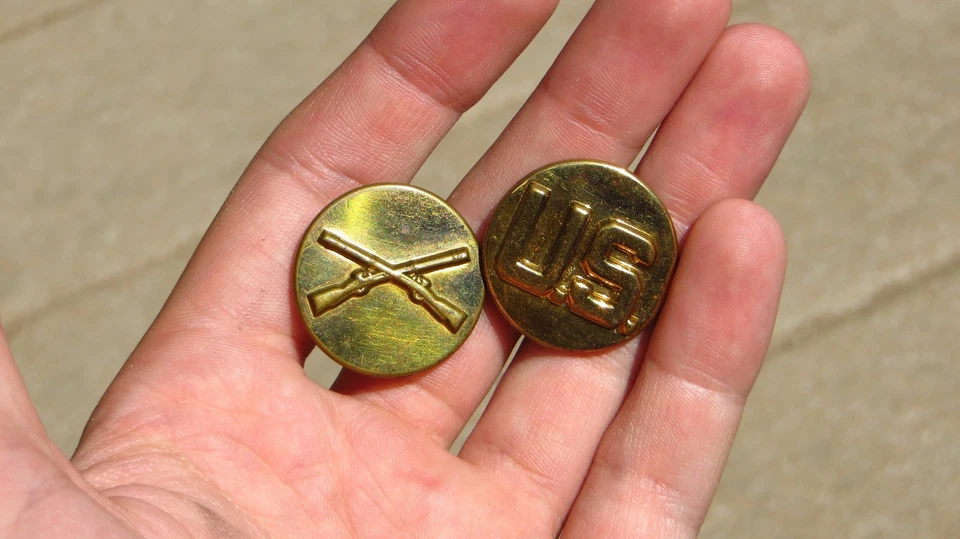 WW2 US Military Army Enlisted Infantry Collar Brass Insignia Pins Disc Rifles - Image 2 of 4