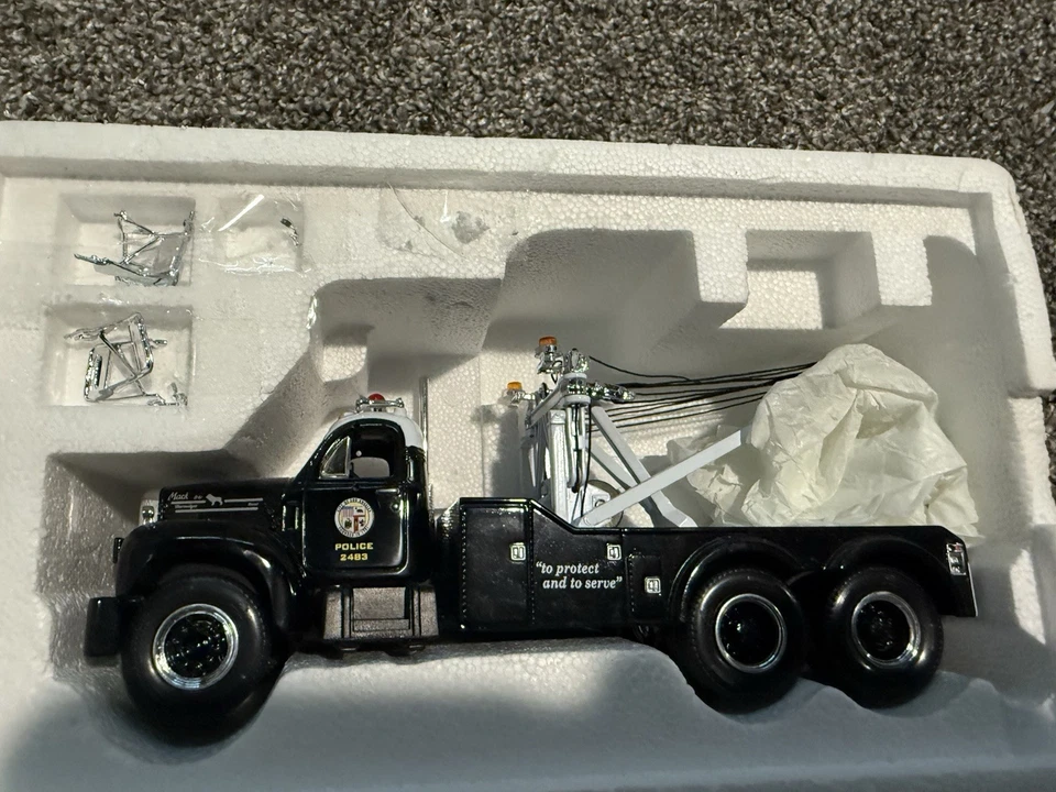 1960 Mack B-61 Tow Truck Los Angeles Police Department First Gear - Image 2 of 3