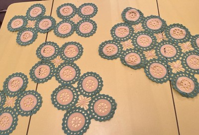 Vintage Handarbeit Häkelspitze Deckchen/Tischset Set 6 Teile grün/creme 50er Jahre
