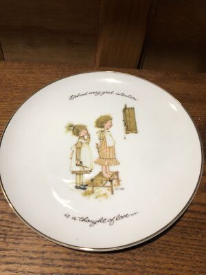 HOLLY HOBBIE PLATE - BEHIND EVERY GOOD INTENTION - 1973 WORLD WIDE ARTS , JAPAN