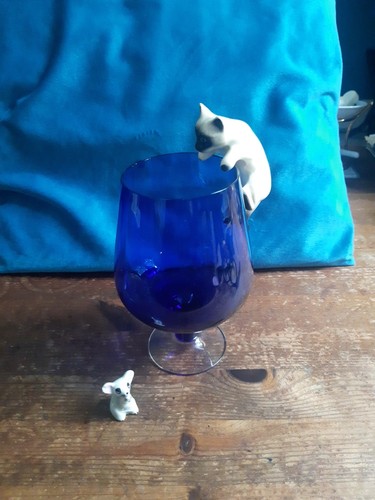 Süßes blaues Glas mit Keramik Maus & Katze Ornament