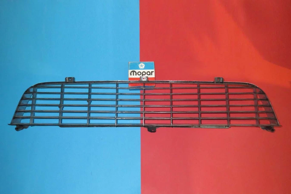 Dodge Challenger 1972, 1973, 1974, parrilla delantera y moldura. Mopar 3573216. NOS, OEM. Foto 2 de 4