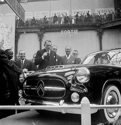 French president Rene Coty admiring new presidential car a 15 HPW - Old Photo 1