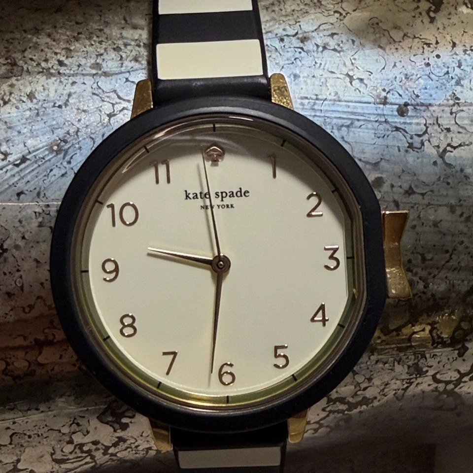 Reloj Kate Spade Park Row de silicona a rayas blancas y negras Foto 2 de 4