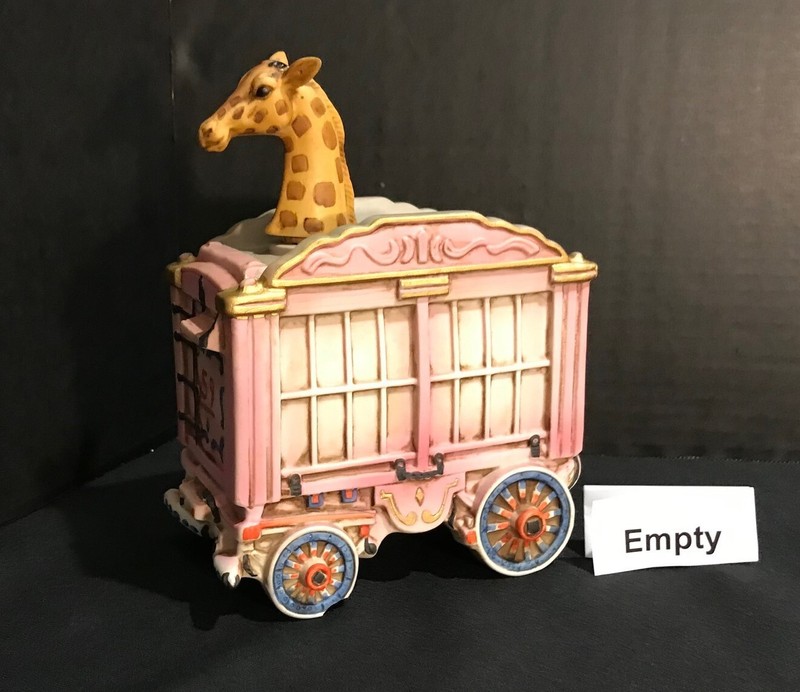 VERY RARE Ski Country DeLibro Ltd Ed empty 8” ceramic decanter: Giraffe in cage