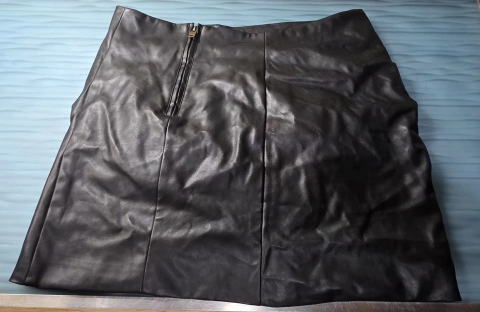 Pink Lily Women’s Faux Leather Black Skirt/Shorts ~ Zipper Size 2XL - Image 3 of 4