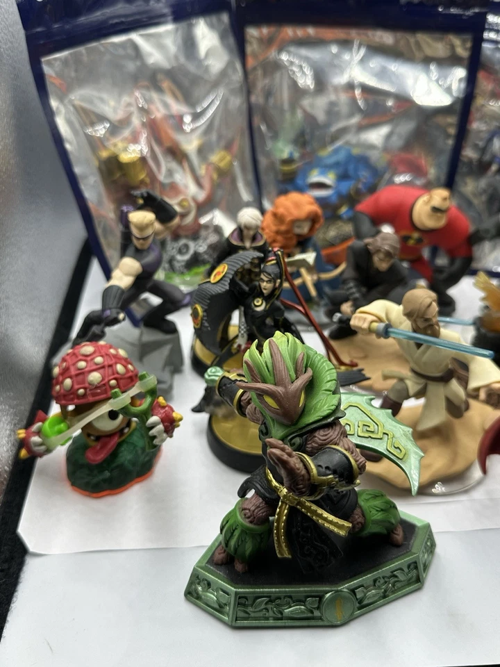 Lote 22 Figuras Disney Infinity, Amiibo (Planta Piranha, Robin) y Skylanders Foto 3 de 4