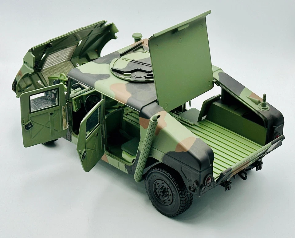 1:18 AM General Hummer -- Military Vehicle -- Exoto - Image 4 of 4