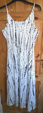 unbranded WHITE AND BLACK PATTERNED LONG STRAPPY LOOSE DRESS  2XL  PLUS SIZE