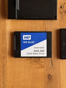 WD Blue 3D - 1TB - SSD 2.5” SATA III - Festplatte SSD (inkl. Case)