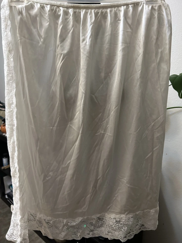 De Colección Forma Perfecta Off White Encaje Ribete Satinado Slip con Acento Floral XL Hecho en EE. UU. Foto 3 de 4