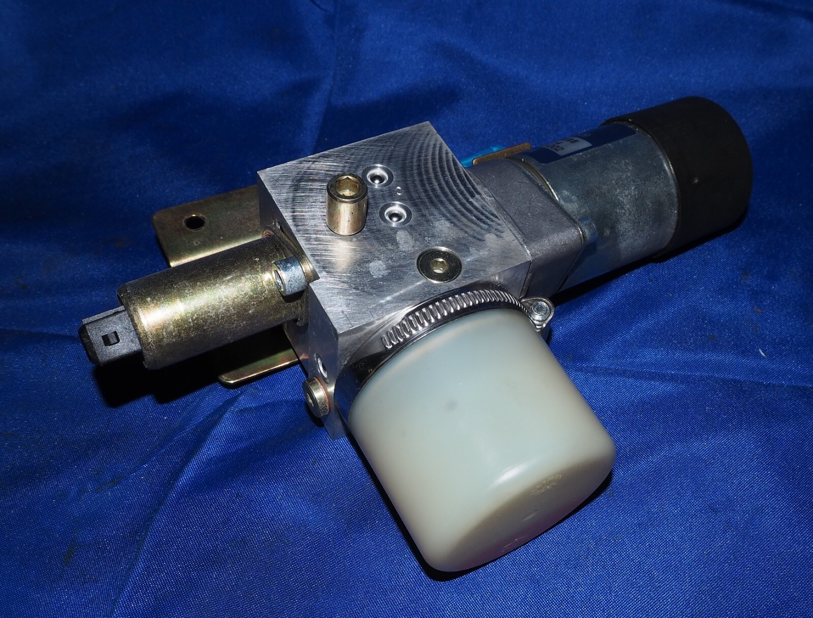 20022008 BMW E65 E66 7 series Trunk Hydraulic Lift Motor OEM W/90 Day Warranty eBay
