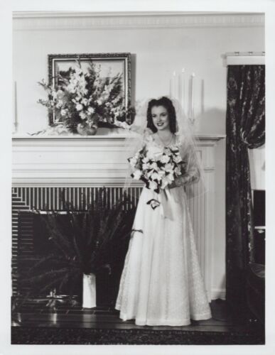 Marilyn Monroe dans sa robe de mariée (PL 1960s)  Photo vintage originale K 208 - Photo 1/2