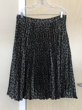 Falda acampanada verde estampado animal Banana Republic talla 14 $108.00
