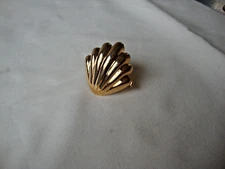 VTG 1970s SCALLOPED SEASHELL GOLD TONE HINGED W/ SAFETY CATCH DRESS/SCARF CLIP