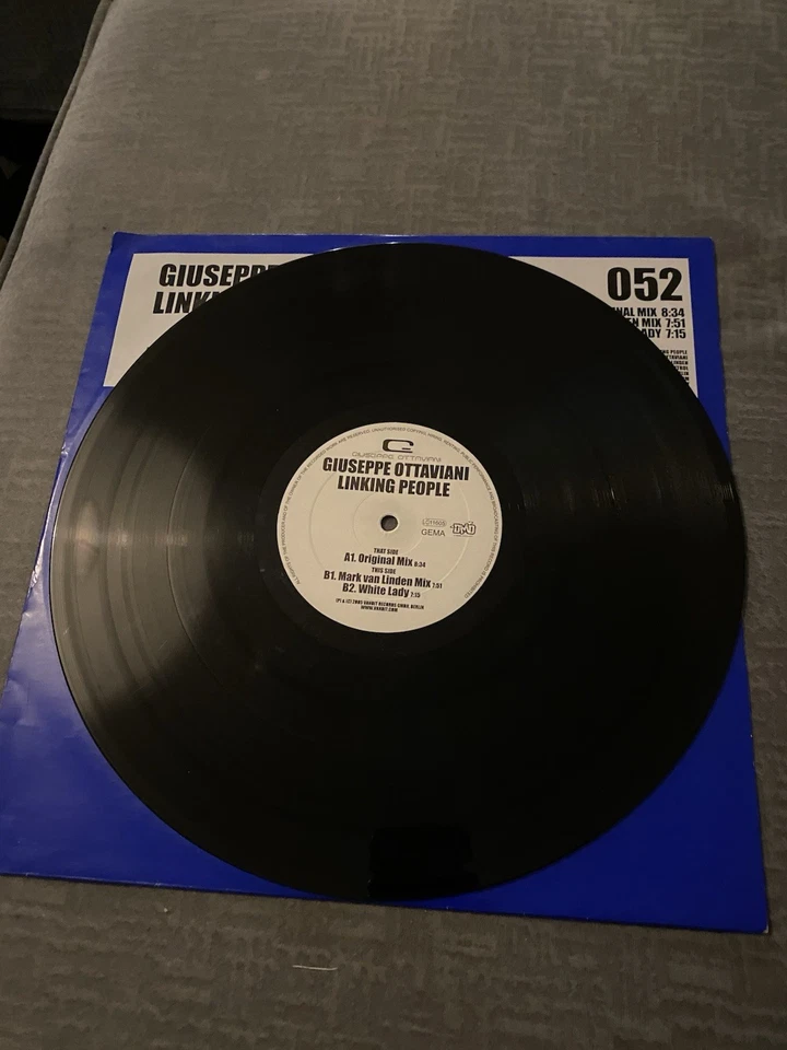 Vinyl - Image 4 of 4