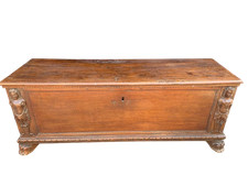 Antica cassapanca in noce del 700 con bambocci Toscana