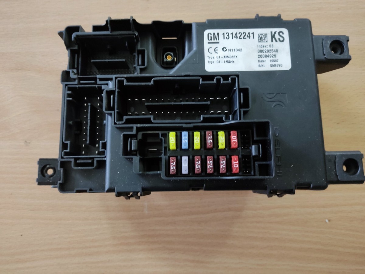 Opel Corsa 2008 1.4petrol Fuses box 13142241 KS GM89VG 000292540 AM433RX 32C