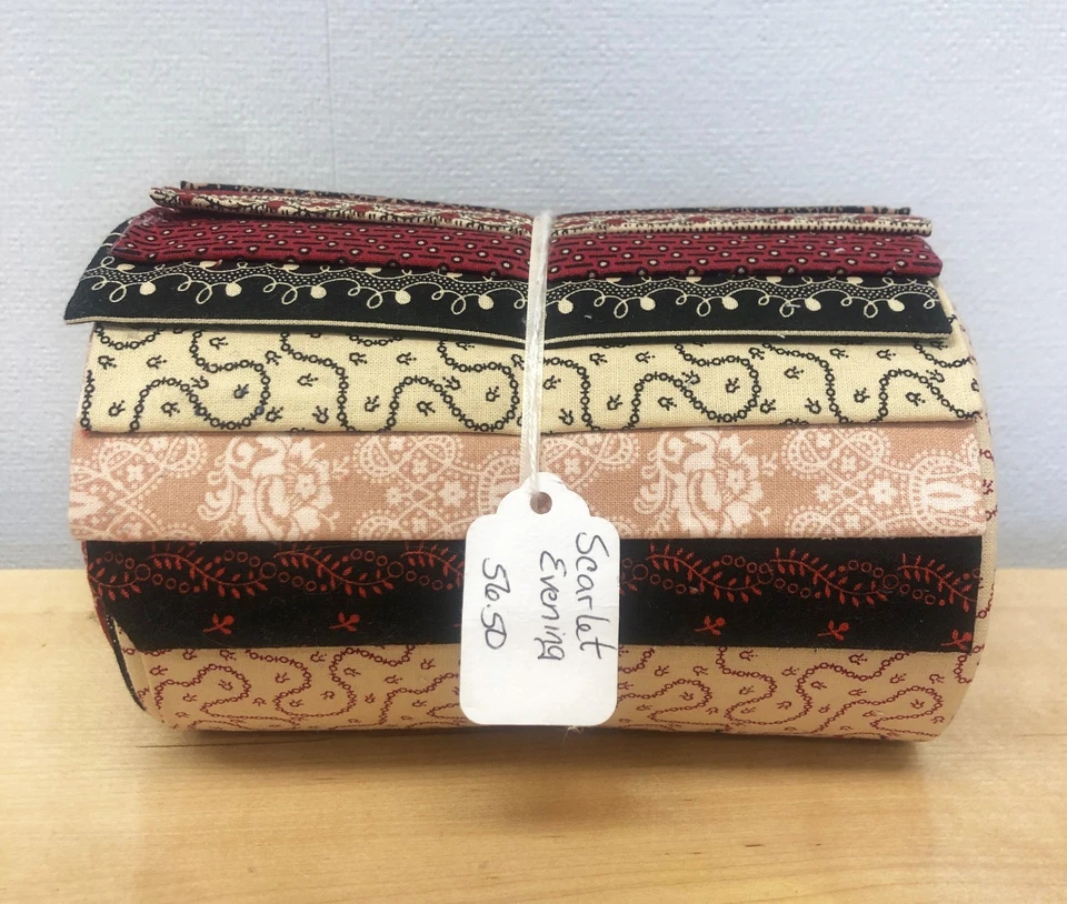 Paquete de 18 cuartos de grasa Marcus Scarlet Evening - Tela acolchada 100 % algodón Foto 2 de 4