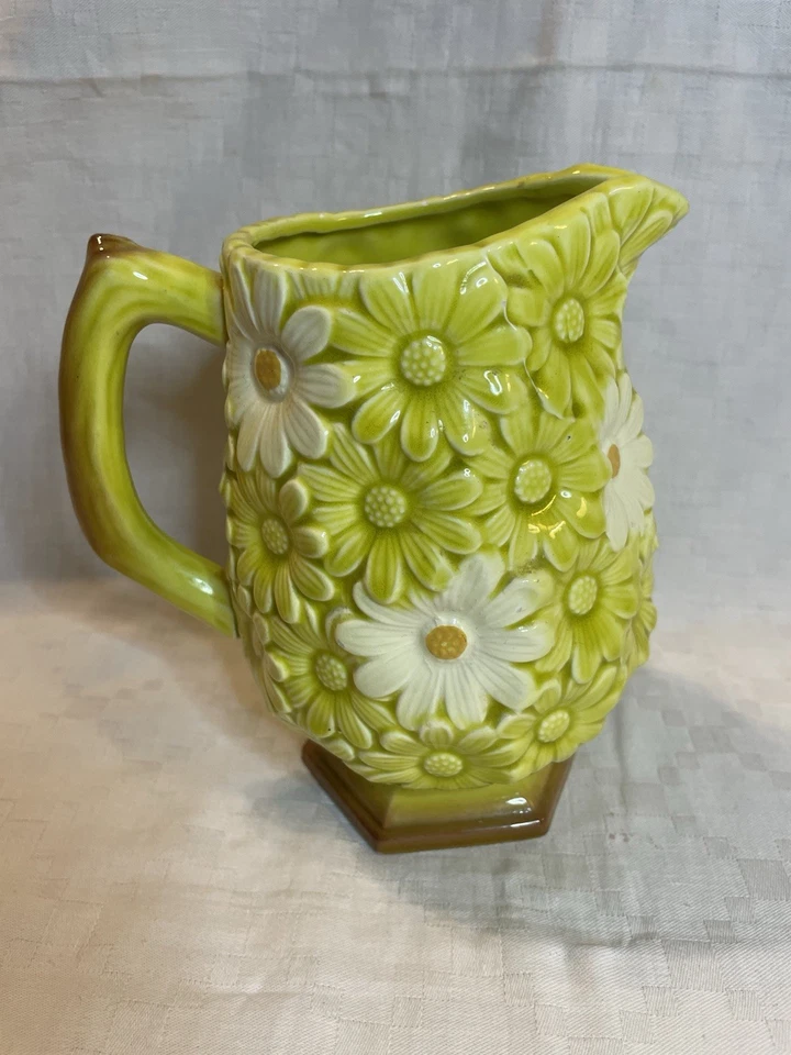 Jarra Chartreuse de cerámica vintage y margarita blanca base hexagonal 1960 Foto 2 de 4
