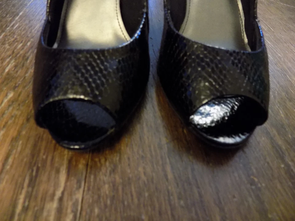 EUC Fioni 84011 Black Shiny Snake Peep Toe Classy Pumps 2.75" Heels sz 6W Pretty - Image 3 of 4